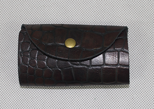Key case made of natural leather.