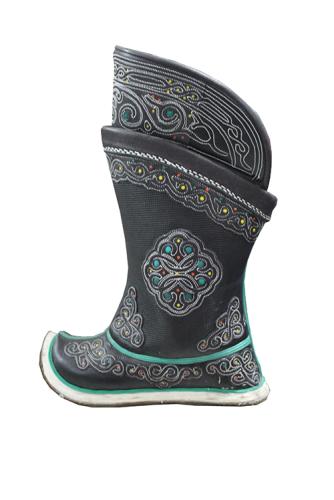 Traditional style boots with a curved toe. Made of genuine cow leather. Lined with felt.