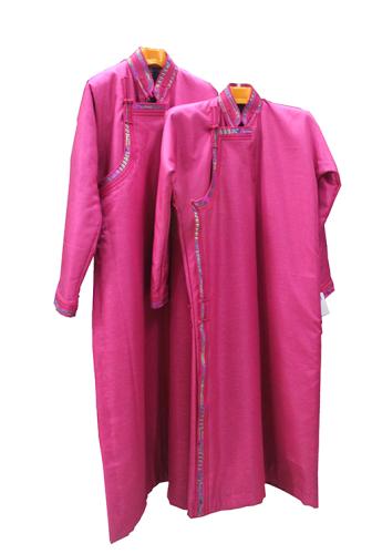 Pair deel made of 100% cotton. Embroidered with silk trimming. Traditional fabric buttons made of silk. Cotton lining. Dry cleaning only.
