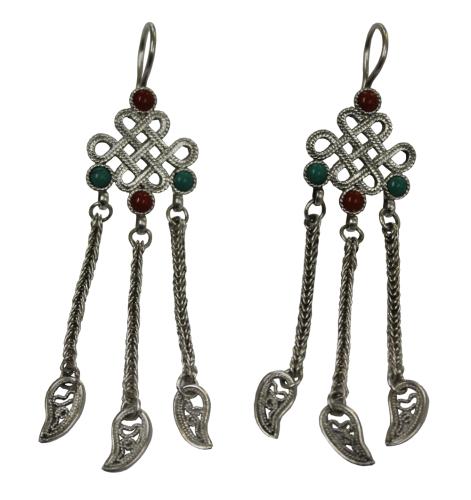 A beautiful earrings in silver made by our hand maker based on mongolian ancient queen