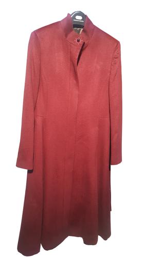 Manteau cachemire pour femme. Fabriqué par Gobi et est en 100% cachemire. Nettoyage à sec ou a la main séchage à plat.